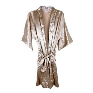 Beautiful Satin Robe w/side pockets size Large